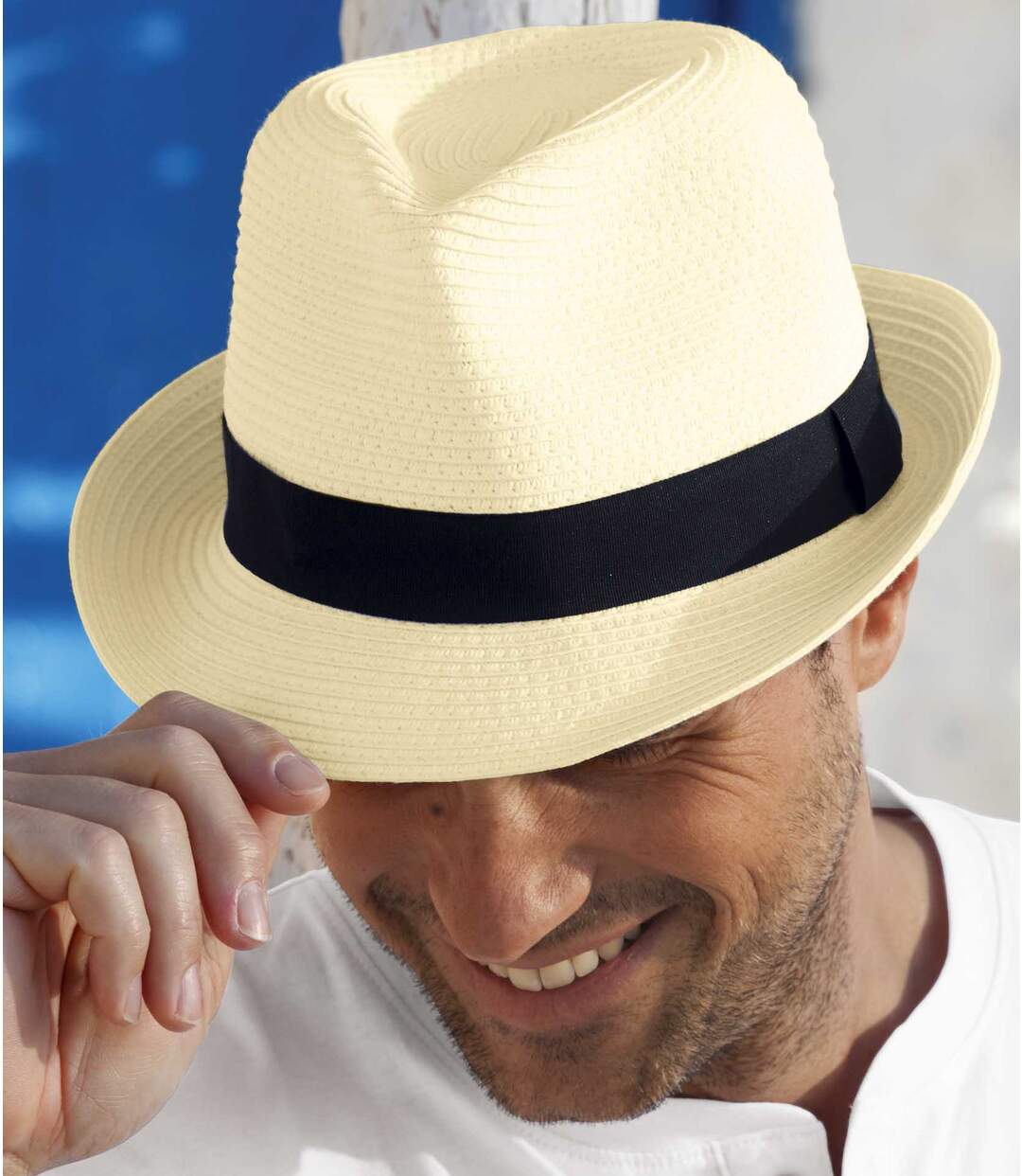 Мужская голова в соломенной шляпе