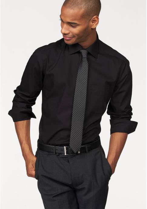 Черная рубашка и галстук