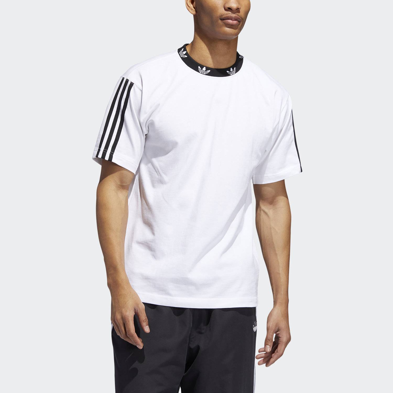 Футболка с воротником как называется. Adidas Trefoil Tee. Adidas Trefoil футболка. Футболка адидас Originals Trefoil. Adidas Originals футболка Trefoil t-Shirt мужская.